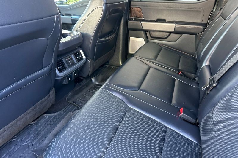 Ford F-150 Vehicle Full-screen Gallery Image 12