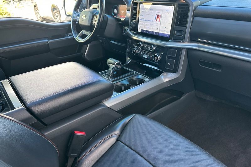 Ford F-150 Vehicle Full-screen Gallery Image 15