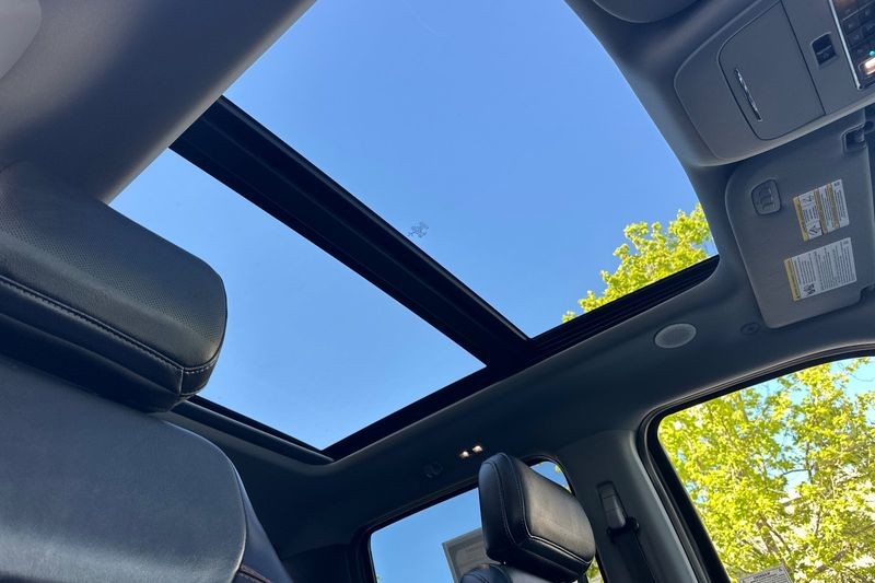 Ford F-150 Vehicle Full-screen Gallery Image 16