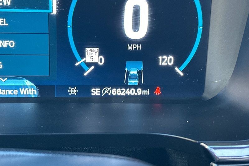 Ford F-150 Vehicle Full-screen Gallery Image 25