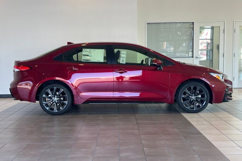 Toyota Corolla Hybrid Vehicle Full-screen Gallery Image 04