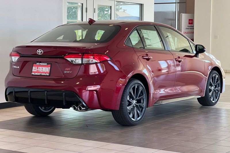 Toyota Corolla Hybrid Vehicle Full-screen Gallery Image 05