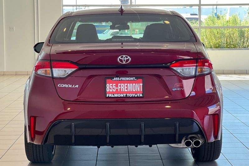 Toyota Corolla Hybrid Vehicle Full-screen Gallery Image 06