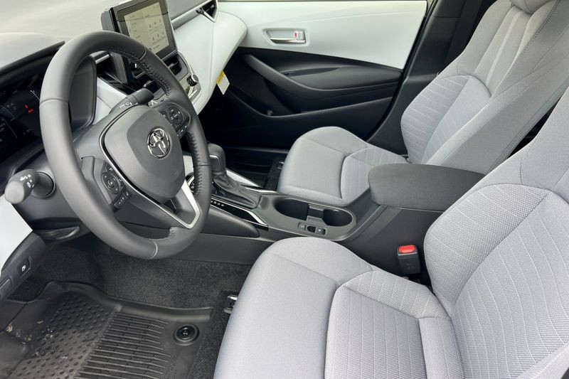 Toyota Corolla Hybrid Vehicle Full-screen Gallery Image 08