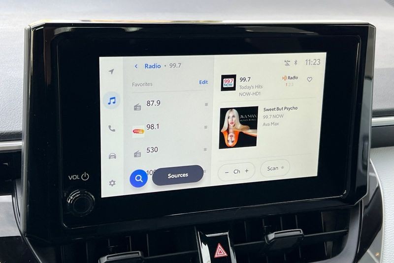 Toyota Corolla Hybrid Vehicle Full-screen Gallery Image 15