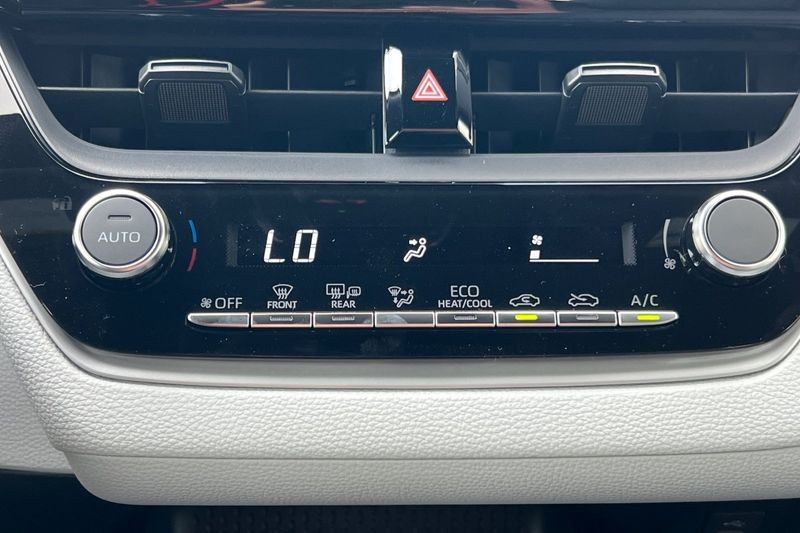 Toyota Corolla Hybrid Vehicle Full-screen Gallery Image 17