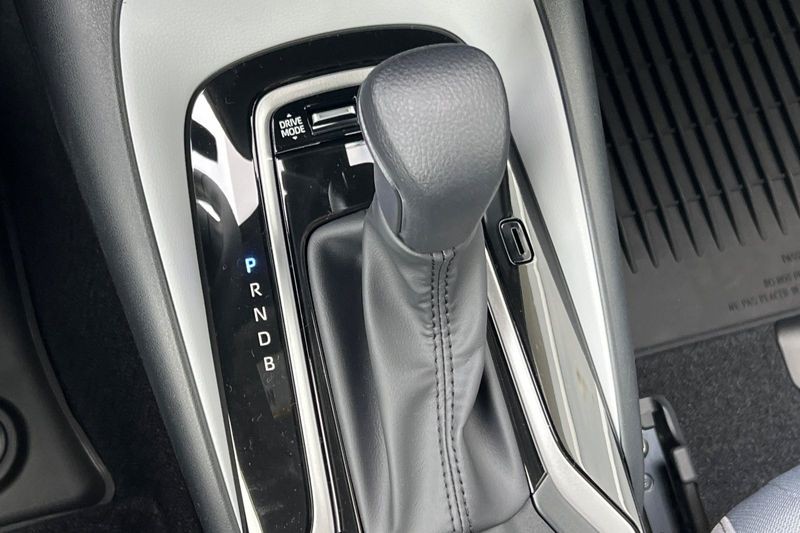 Toyota Corolla Hybrid Vehicle Full-screen Gallery Image 18