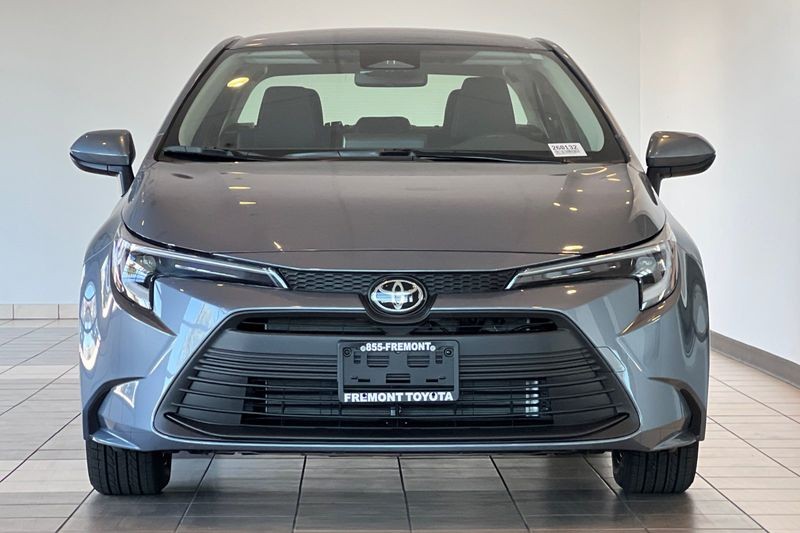 Toyota Corolla Hybrid Vehicle Full-screen Gallery Image 03