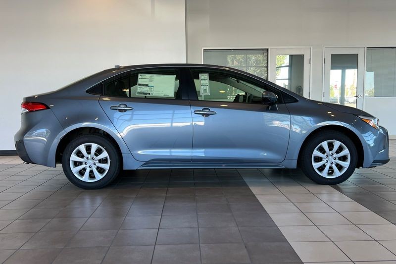 Toyota Corolla Hybrid Vehicle Full-screen Gallery Image 04