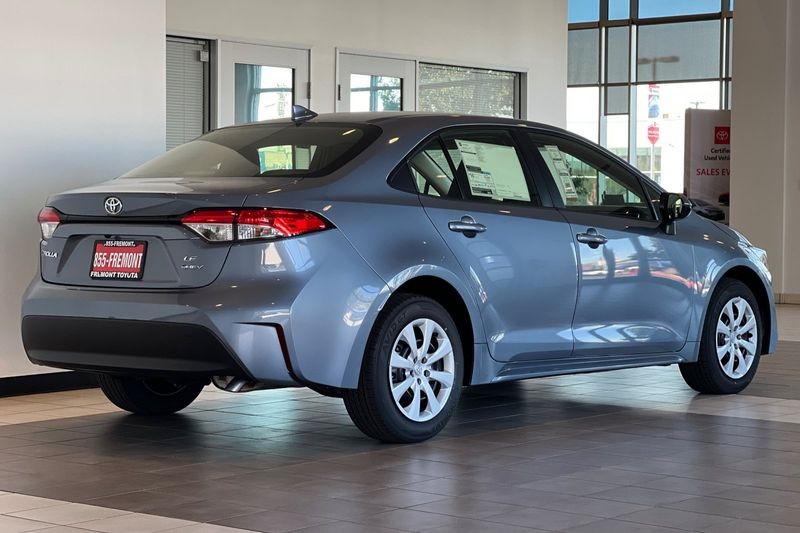 Toyota Corolla Hybrid Vehicle Full-screen Gallery Image 05