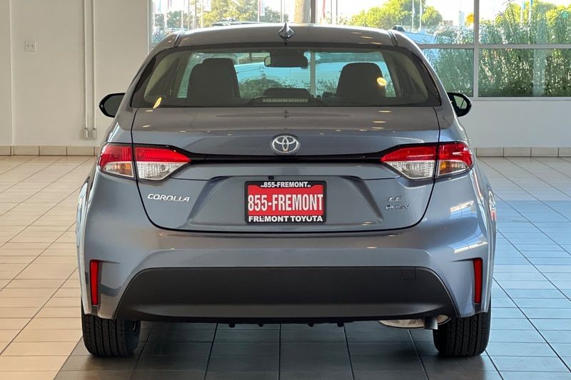 Toyota Corolla Hybrid Vehicle Full-screen Gallery Image 06