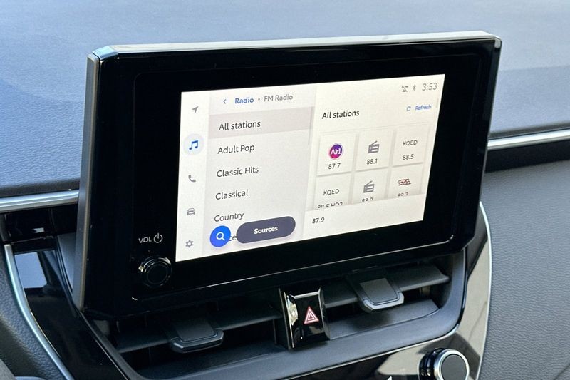 Toyota Corolla Hybrid Vehicle Full-screen Gallery Image 15