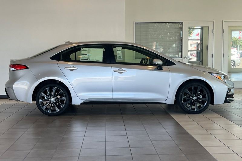 Toyota Corolla Vehicle Full-screen Gallery Image 04