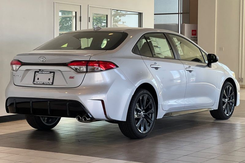 Toyota Corolla Vehicle Full-screen Gallery Image 05