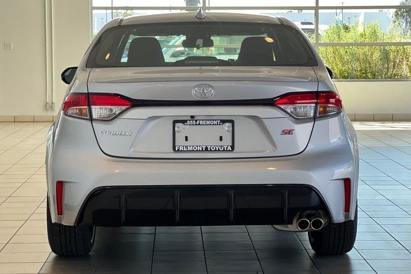 Toyota Corolla Vehicle Full-screen Gallery Image 06