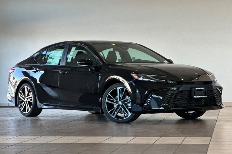 Toyota Camry Vehicle Full-screen Gallery Image 02