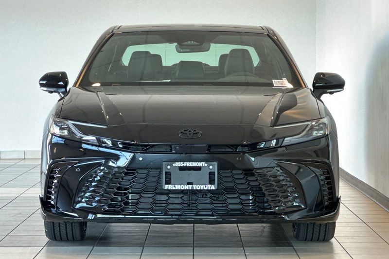 Toyota Camry Vehicle Full-screen Gallery Image 03