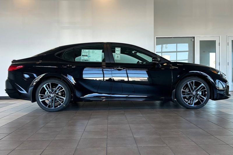 Toyota Camry Vehicle Full-screen Gallery Image 04