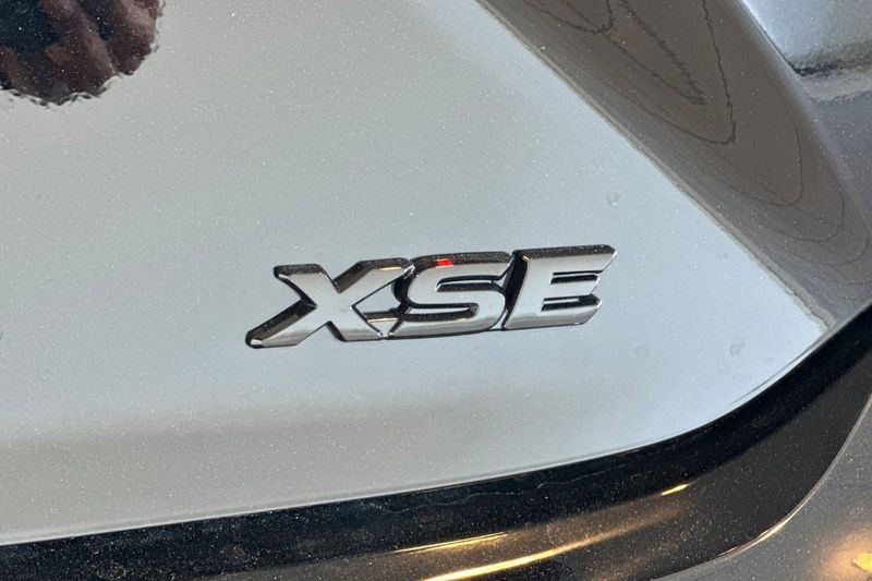 Toyota Camry Vehicle Full-screen Gallery Image 05