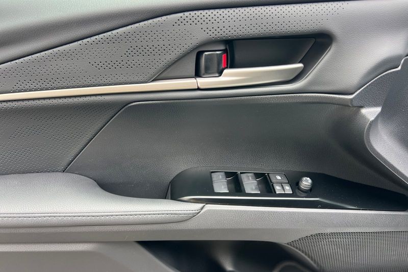 Toyota Camry Vehicle Full-screen Gallery Image 07