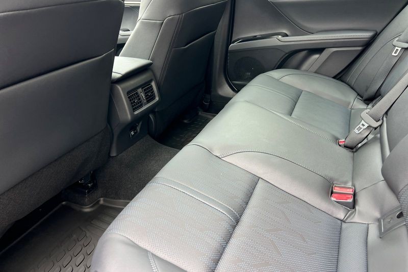 Toyota Camry Vehicle Full-screen Gallery Image 08