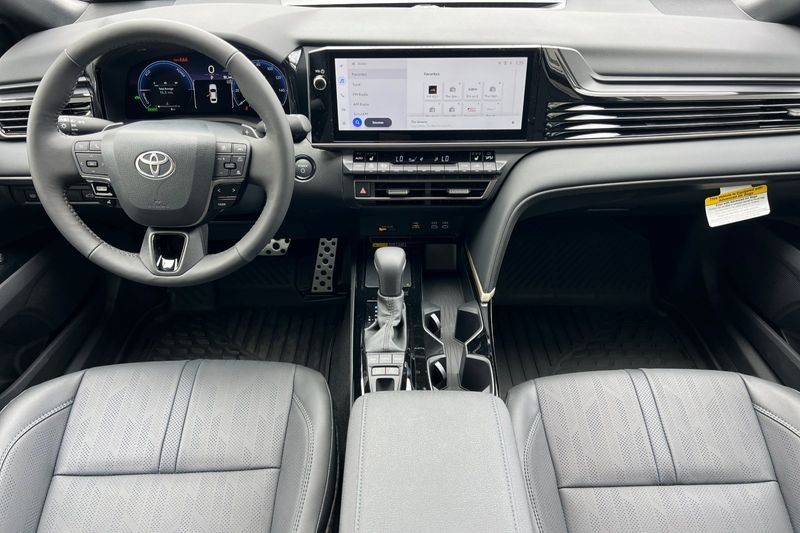 Toyota Camry Vehicle Full-screen Gallery Image 09
