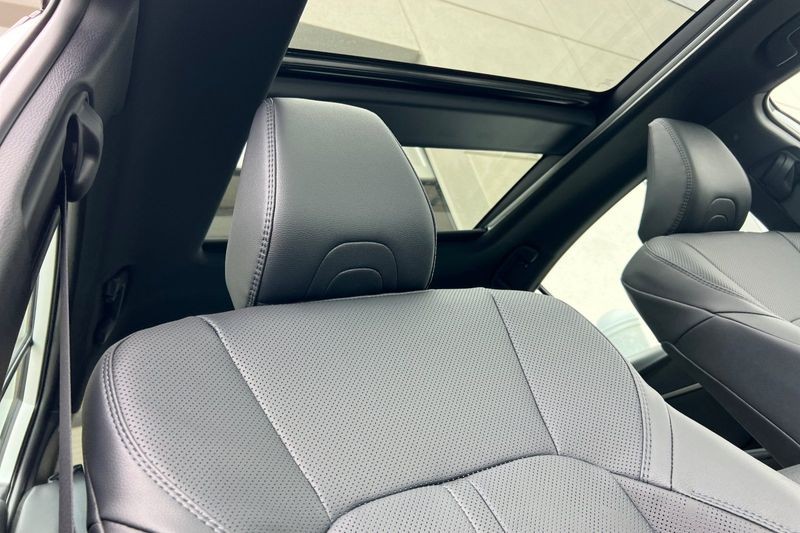 Toyota Camry Vehicle Full-screen Gallery Image 12