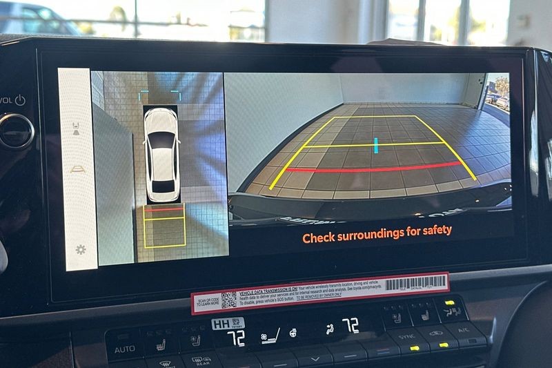 Toyota Camry Vehicle Full-screen Gallery Image 14