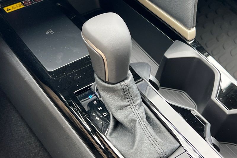 Toyota Camry Vehicle Full-screen Gallery Image 16