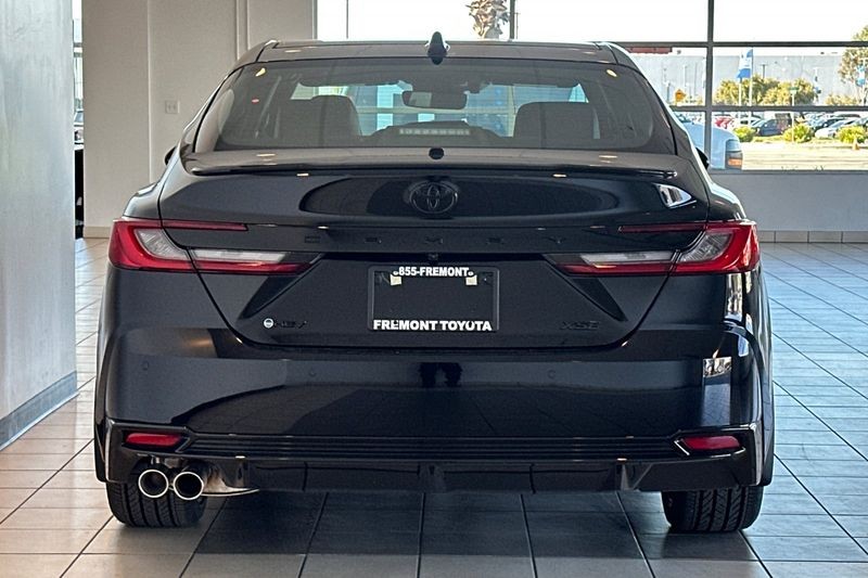 Toyota Camry Vehicle Full-screen Gallery Image 20