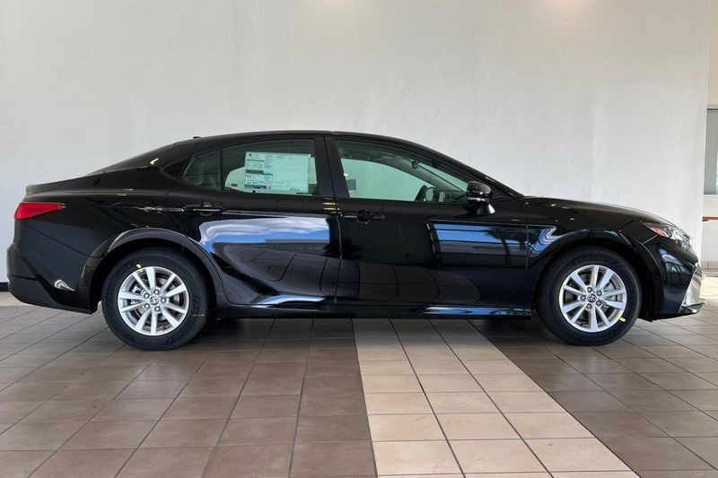 Toyota Camry Vehicle Full-screen Gallery Image 04