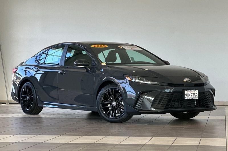 Toyota Camry Vehicle Full-screen Gallery Image 02