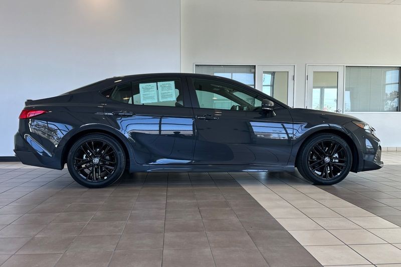 Toyota Camry Vehicle Full-screen Gallery Image 03