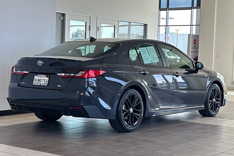 Toyota Camry Vehicle Full-screen Gallery Image 04