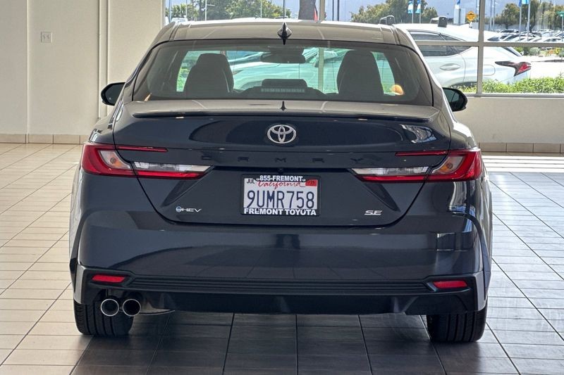 Toyota Camry Vehicle Full-screen Gallery Image 05