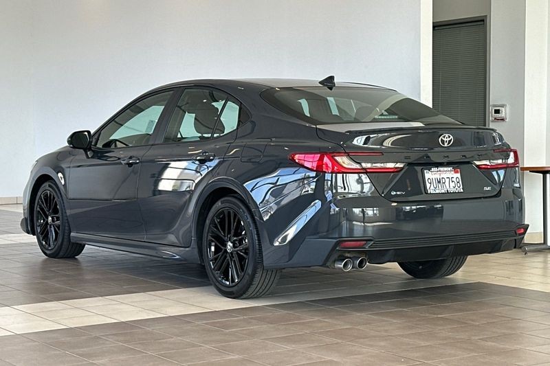 Toyota Camry Vehicle Full-screen Gallery Image 06