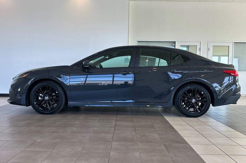 Toyota Camry Vehicle Full-screen Gallery Image 07