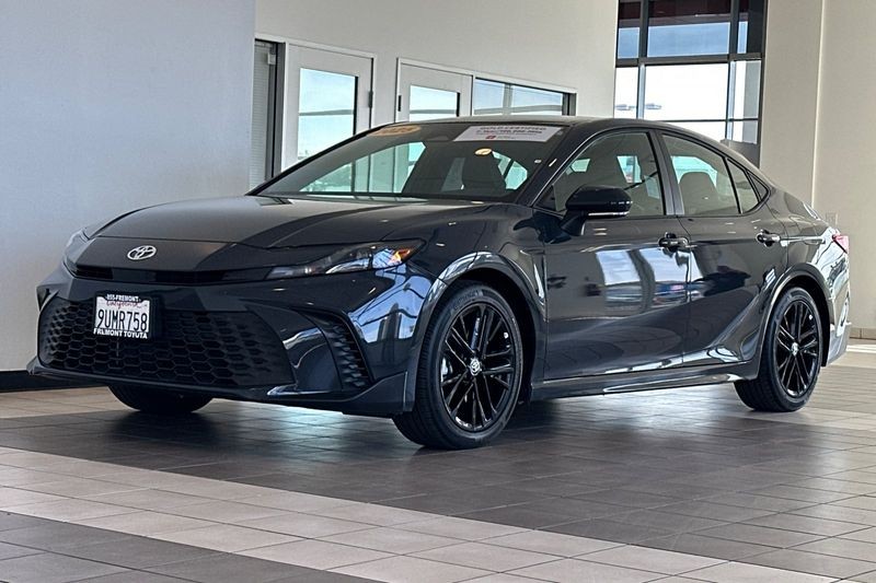 Toyota Camry Vehicle Full-screen Gallery Image 08