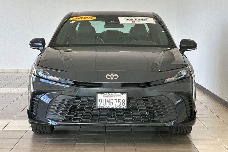 Toyota Camry Vehicle Full-screen Gallery Image 09