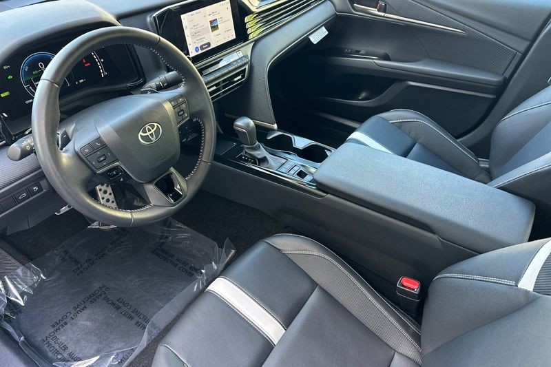 Toyota Camry Vehicle Full-screen Gallery Image 10