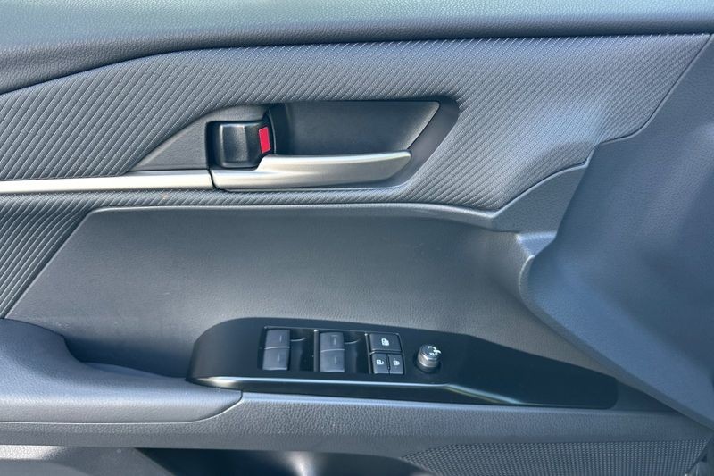 Toyota Camry Vehicle Full-screen Gallery Image 11