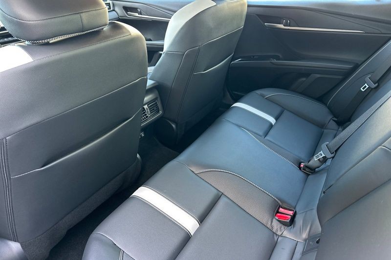 Toyota Camry Vehicle Full-screen Gallery Image 12