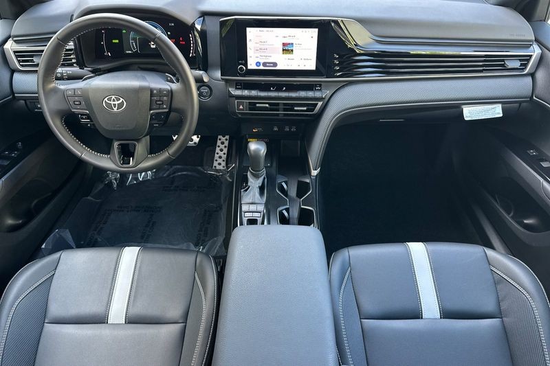 Toyota Camry Vehicle Full-screen Gallery Image 13