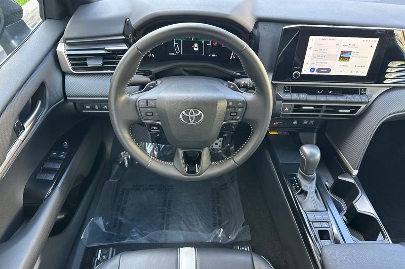 Toyota Camry Vehicle Full-screen Gallery Image 14