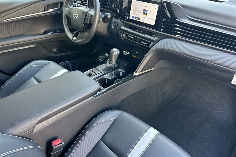 Toyota Camry Vehicle Full-screen Gallery Image 15