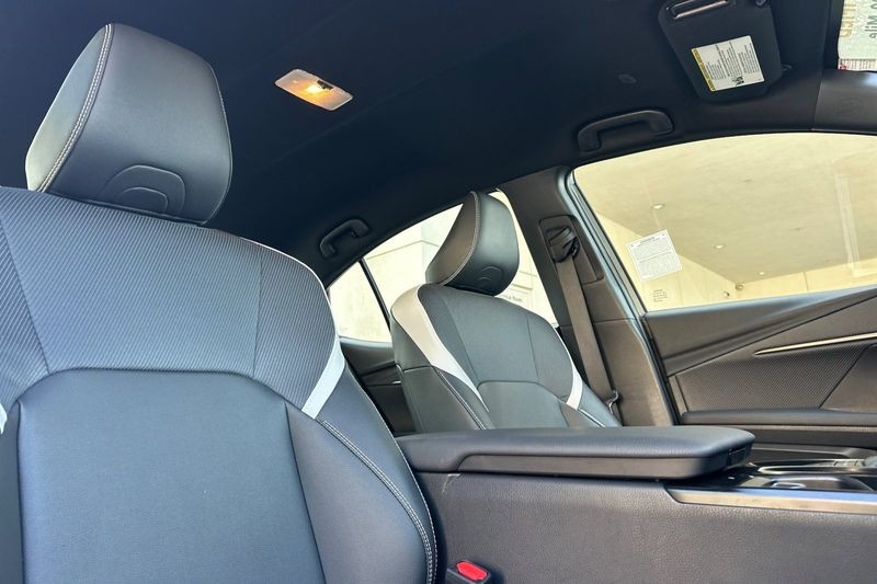 Toyota Camry Vehicle Full-screen Gallery Image 16