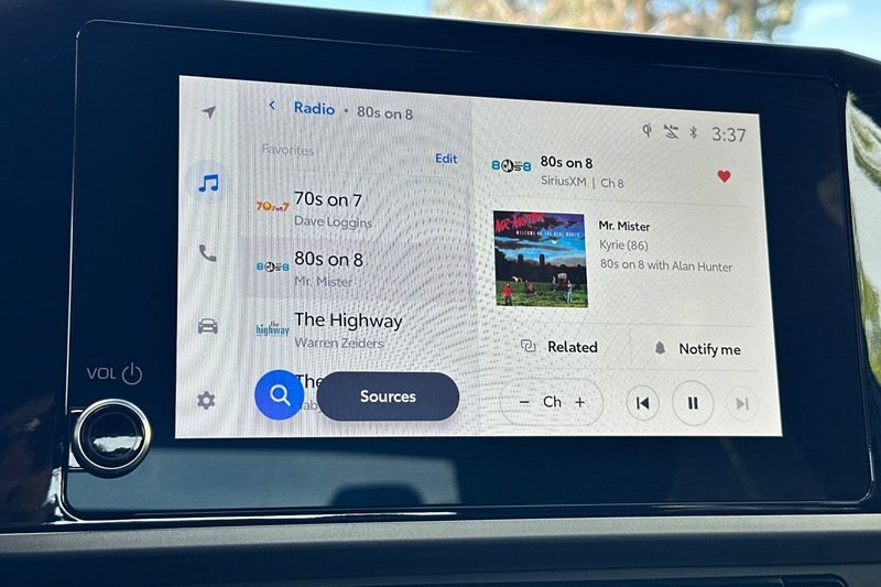 Toyota Camry Vehicle Full-screen Gallery Image 17