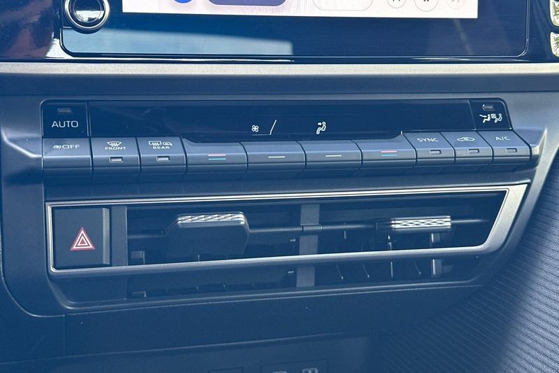 Toyota Camry Vehicle Full-screen Gallery Image 20