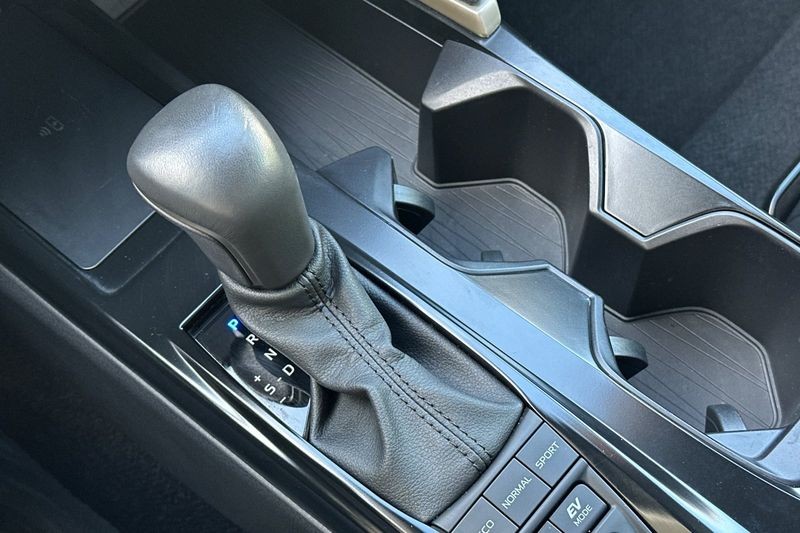 Toyota Camry Vehicle Full-screen Gallery Image 21