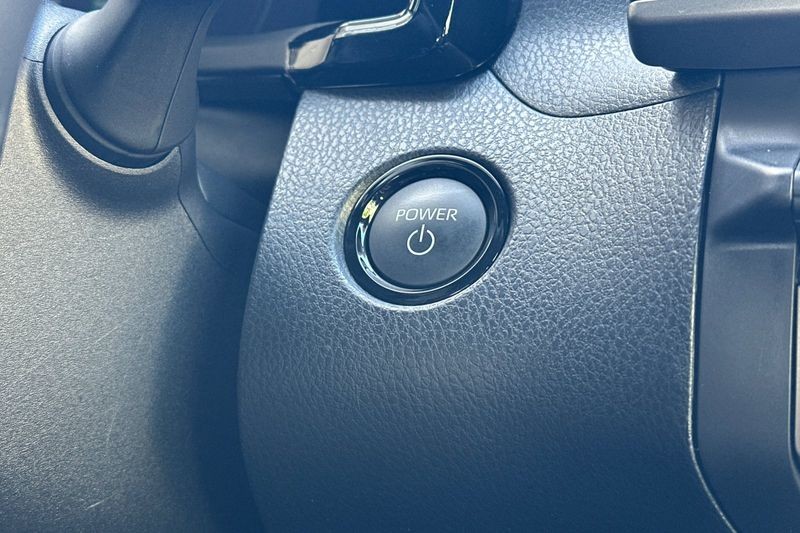 Toyota Camry Vehicle Full-screen Gallery Image 22